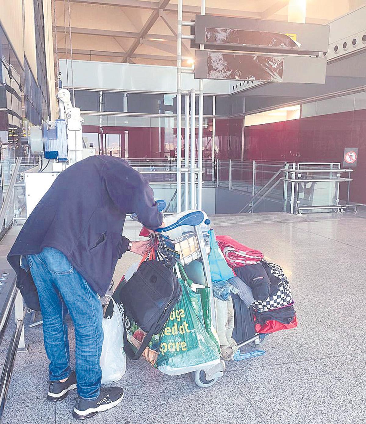 John lleva diez años en el aeropuerto.