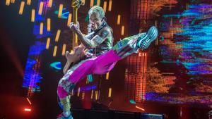 El bajista de Red Hot Chili Peppers Michael Flea Balzary, durante el concierto que la banda ofreció en el Palau Sant Jordi en octubre de 2016.