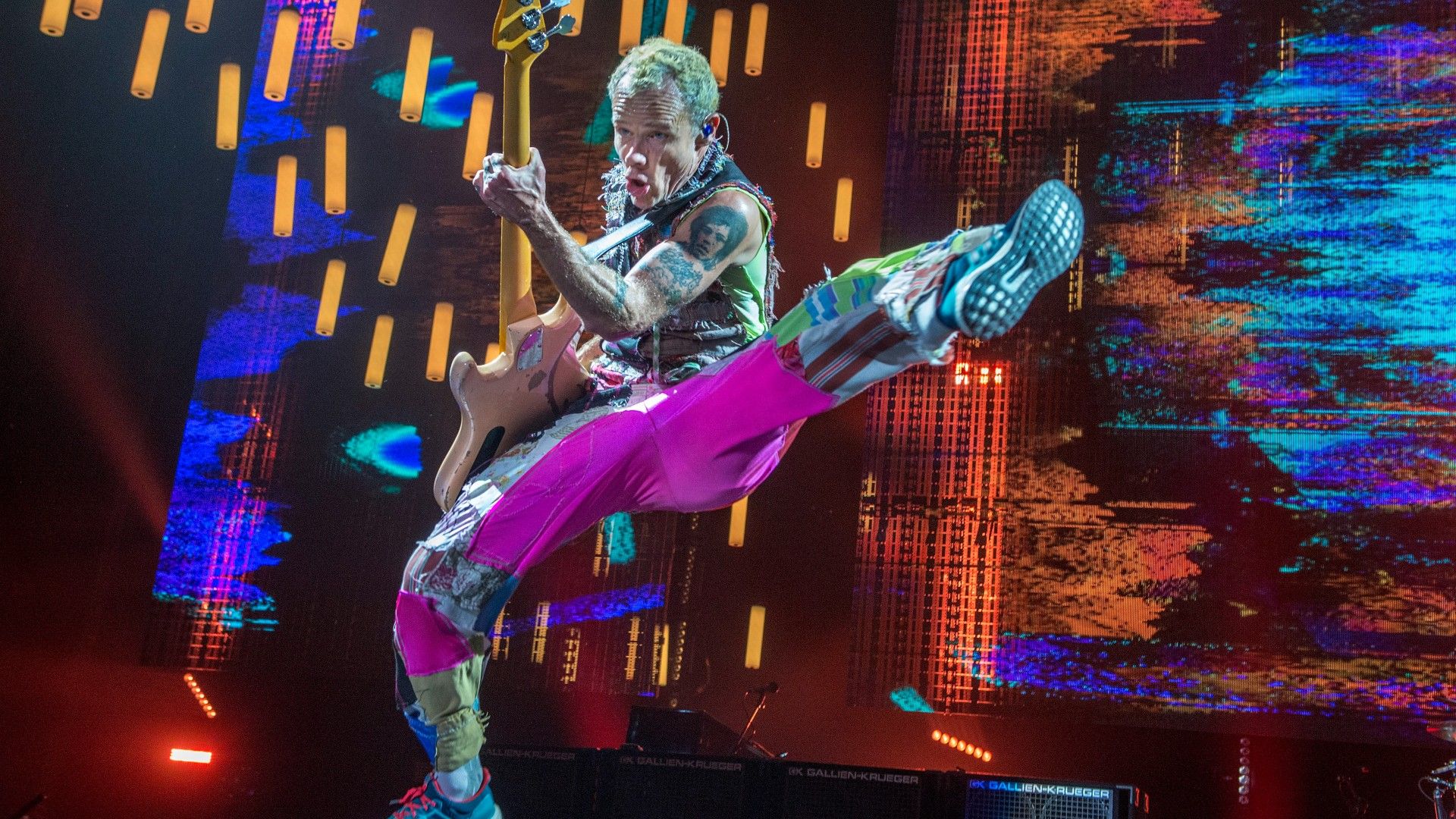 El bajista de Red Hot Chili Peppers Michael Flea Balzary, durante el concierto que la banda ofreció en el Palau Sant Jordi en octubre de 2016