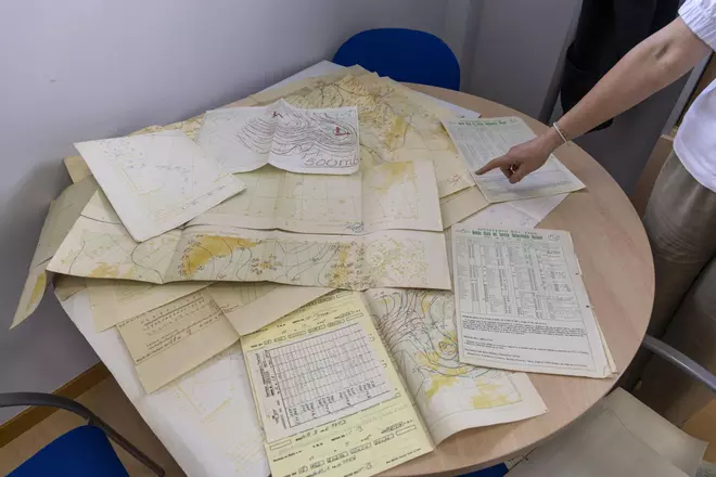 El mapa del tiempo, a papel y boli: los 10.000 archivos meteorológicos de Santiago Pemán