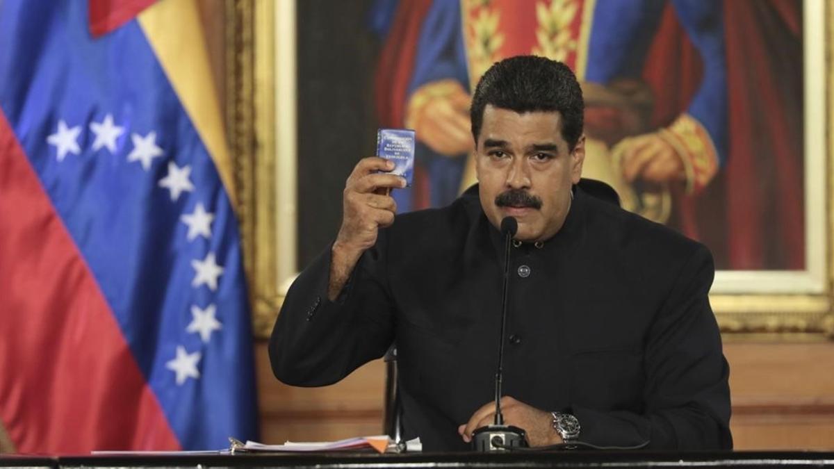 Maduro sostiene un ejemplar de la Constitución venezolana, en el Palacio de Miraflores, en Caracas, el 1 de mayo.