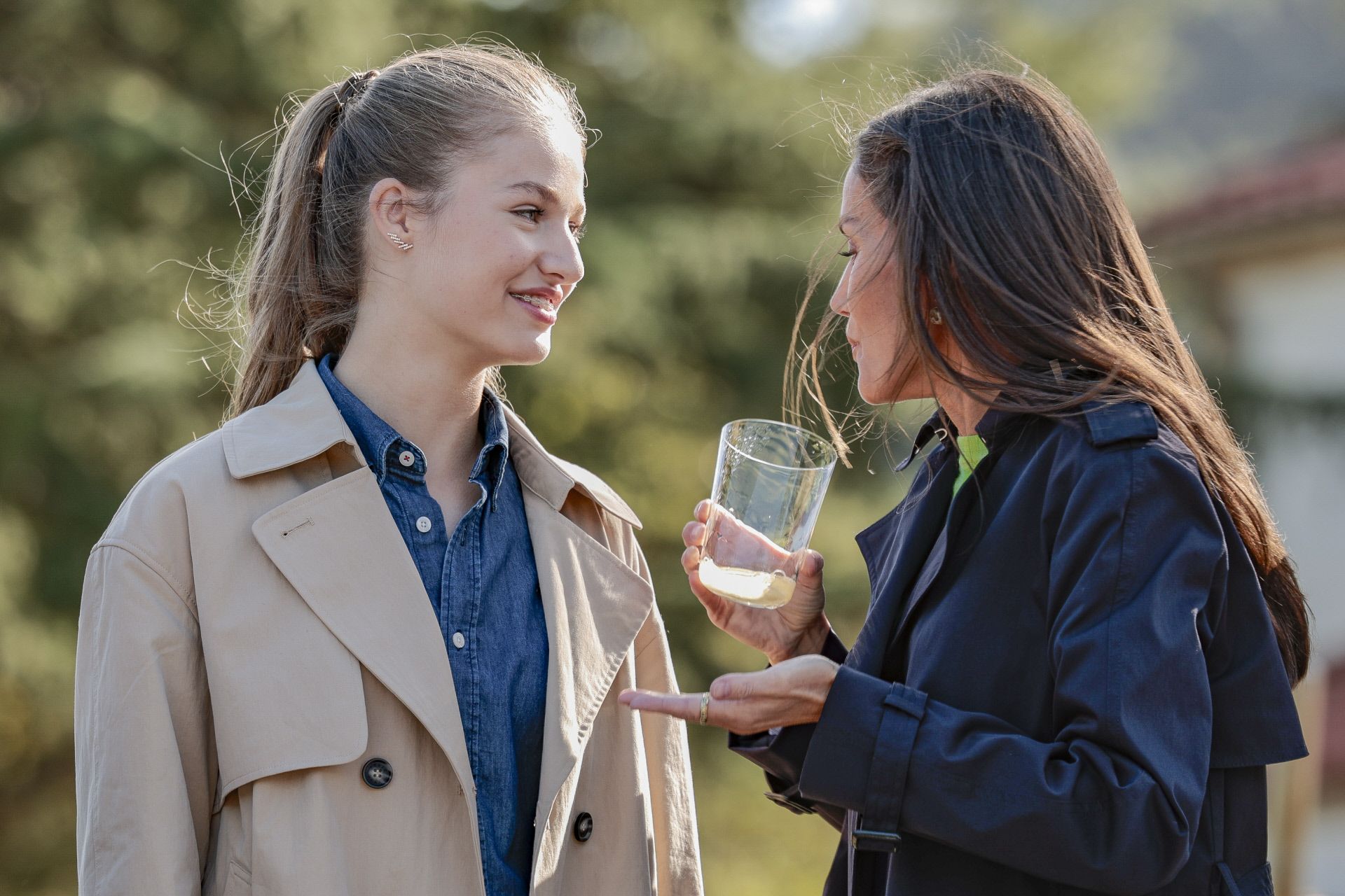 Letizia y leonor con un vaso de sidra