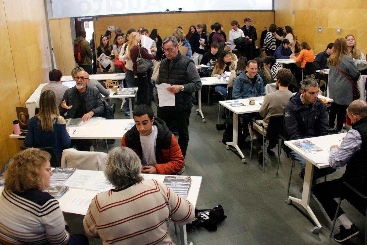 Pla general de la primera fira d'ocupació dels càmpings gironins que es fa a l'auditori de l'edifici Giroemprèn del Parc de Recerca de la UdG.