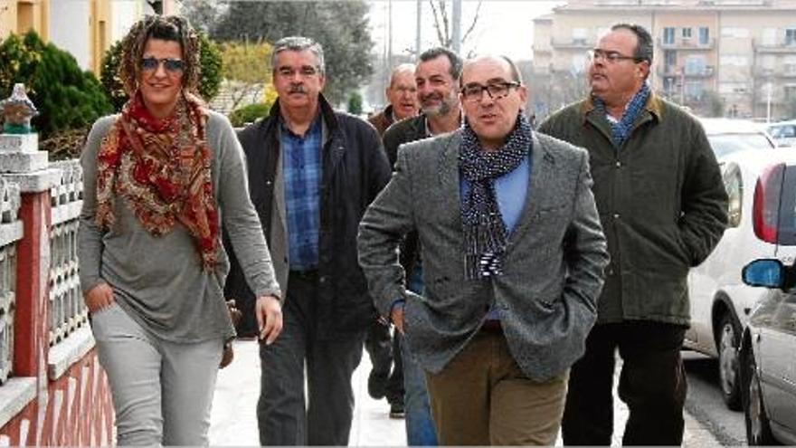 Alguns dels membres de CiU al Consell Comarcal de la Selva, (d&#039;esquerra a dreta) Natàlia Figueras, Emili Oller, Josep Roquet, Josep Antoni Frias i el qüestionat Josep Valls, abans d&#039;entrar a una de les reunions decisives de l&#039;ens de fa uns dies.