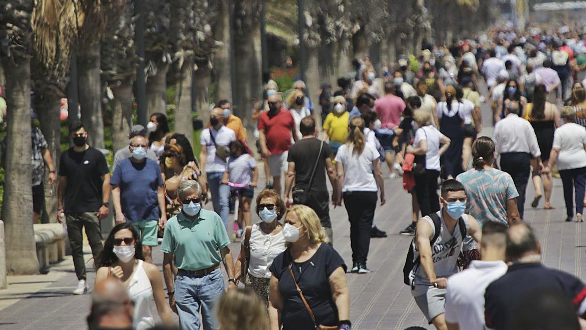 Decenas de personas pasean por València el pasado fin de semana.  | EDUARDO RIPOLL