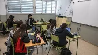 73.000 alumnos catalanes de primero y segundo de ESO seguirán sin portátil hasta abril