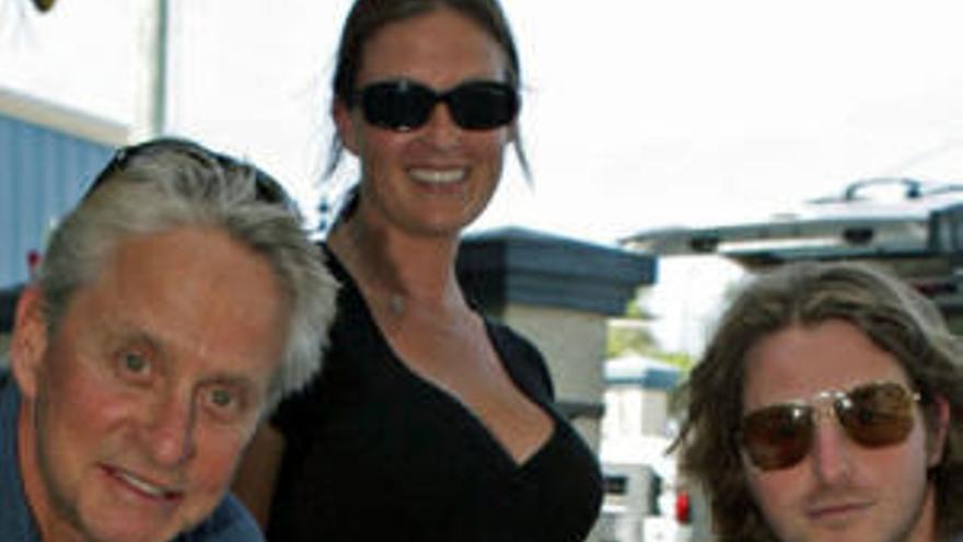 Michael Douglas, Kelly Sott y Cameron Douglas.