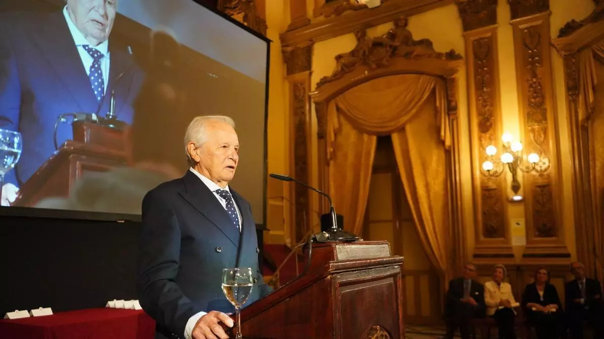 Manuel Benítez 'El Cordobés' y el Imibic, reciben el mayor distintivo del Real Círculo de la Amistad de Córdoba