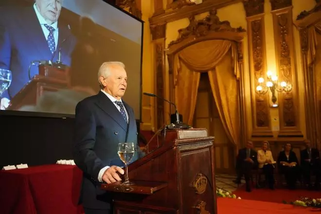 El Real Círculo de la Amistad entrega sus medallas e insignias de oro en el Día del Socio