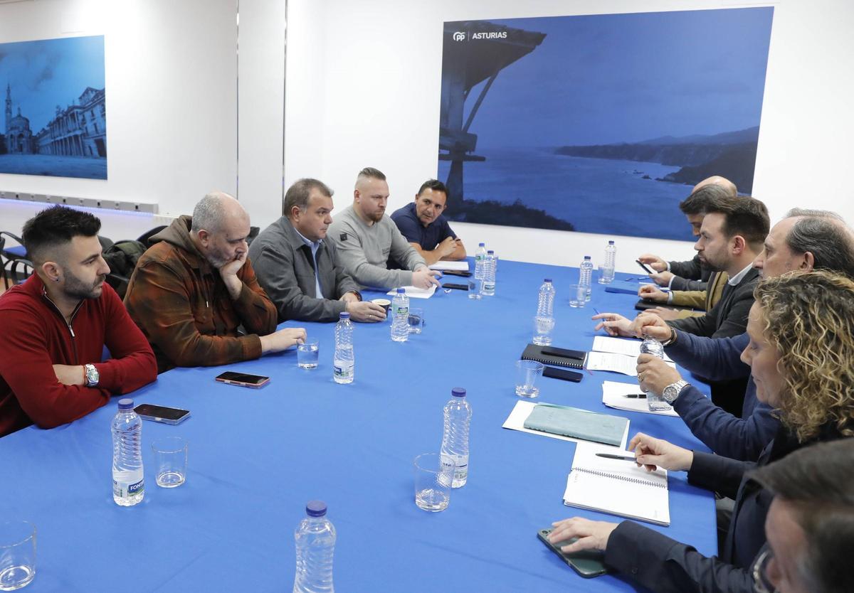 Nacho Requena y José Luis Alperi, segundo y tercero por la izquierda, conversando con Álvaro Queipo y su equipo este jueves en la sede del PP en Oviedo en la reunión celebrada la semana pasada.
