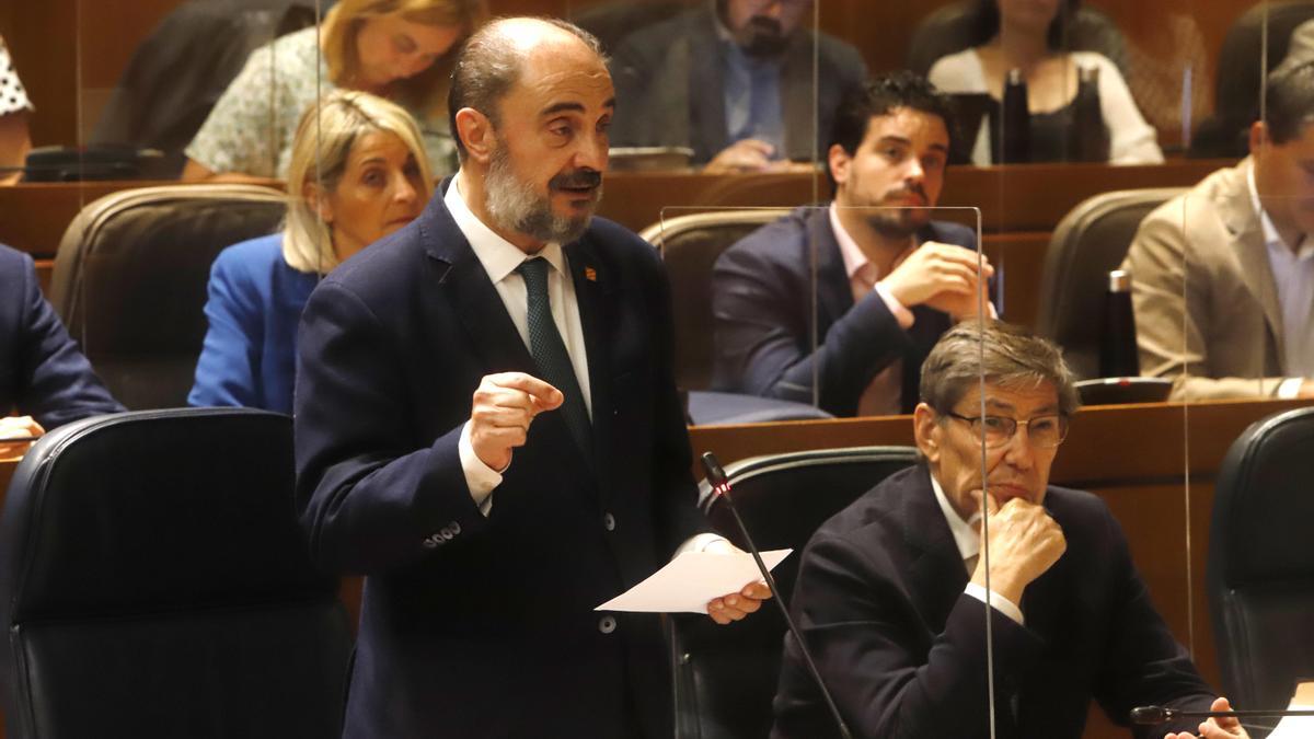 El presidente de Aragón, Javier Lambán, en la sesión plenaria.