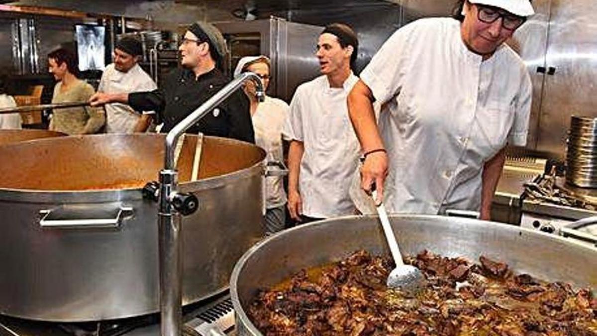 Los fogones de la Cocina Económica, durante la preparación del menú de Navidad.