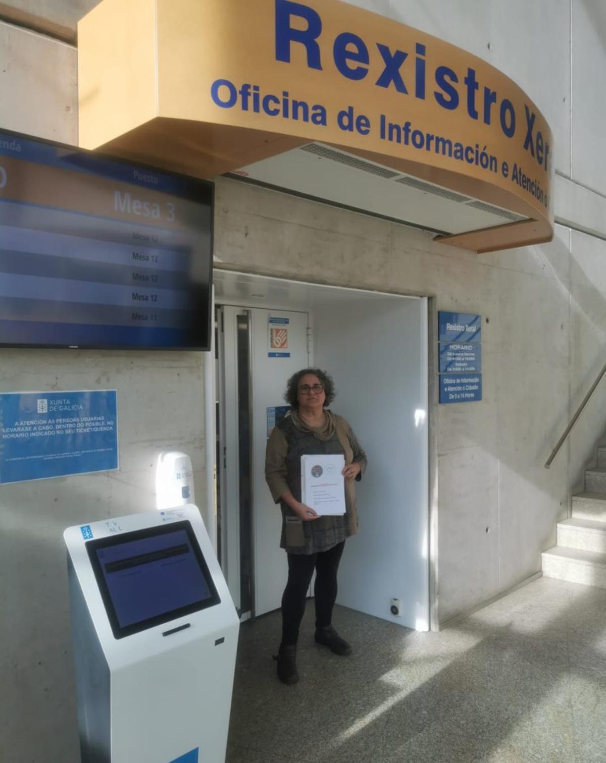 Entrega de las firmas en el Rexistro Xeral de la Xunta de Galicia.