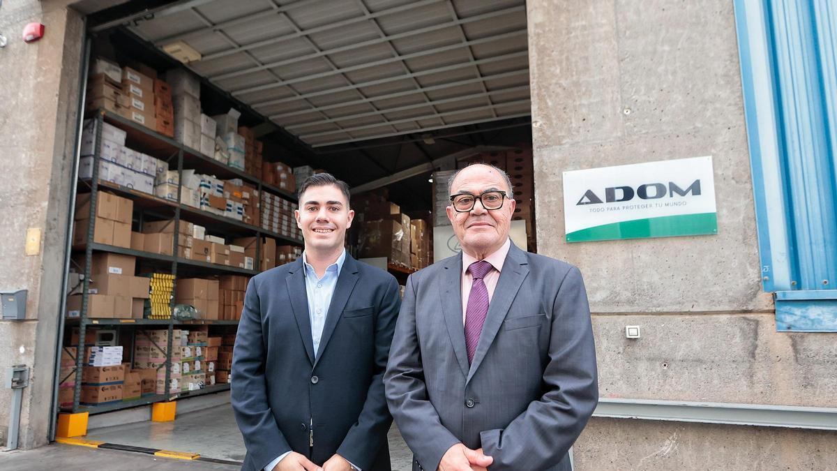 El director comercial, Ángel Domínguez, hijo, junto a su padre y fundador, Ángel Domínguez.