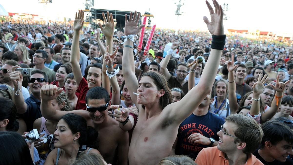 Fans wave during the first day of the Rock in Rio Madrid music festival in Arganda del Rey near Madrid on June 27, 2008.