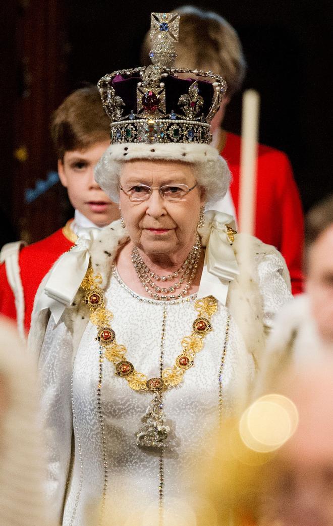 La reina Isabel II, con la corona imperial de Estado, en la apertura del parlamento de Londres en 2012