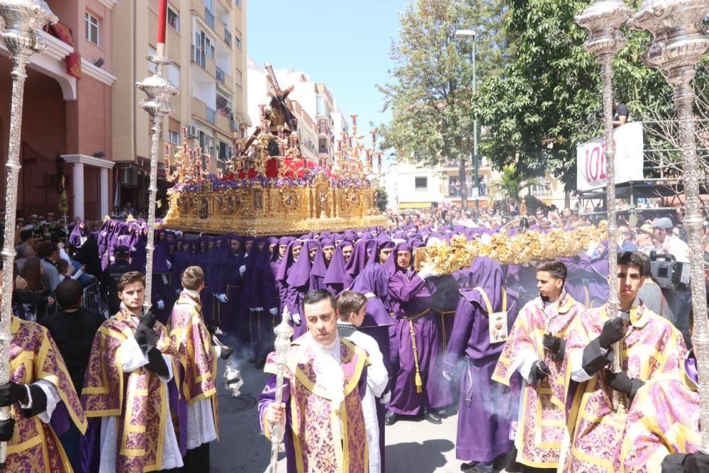 La Hermandad del Jesús Nazareno de los Pasos y María del Rocío Coronada abre los cortejos del día desde el entorno de la plaza de la Victoria
