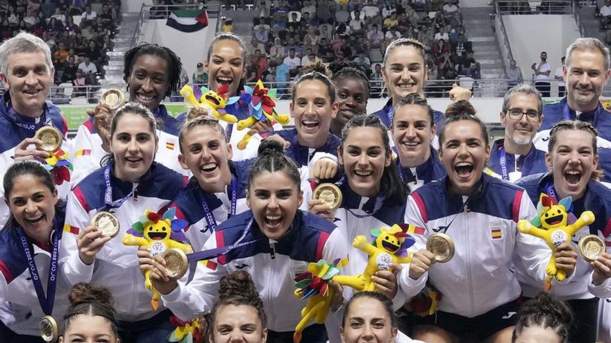 Las Guerreras celebran la medalla de oro en los Juegos Mediterráneos. | | TWITTER