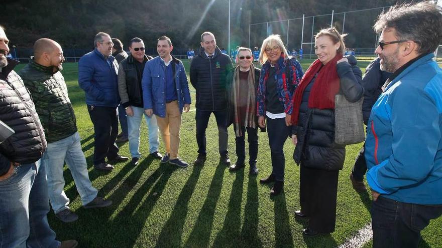 Autoridades y responsables deportivos, ayer, en el campo remozado.