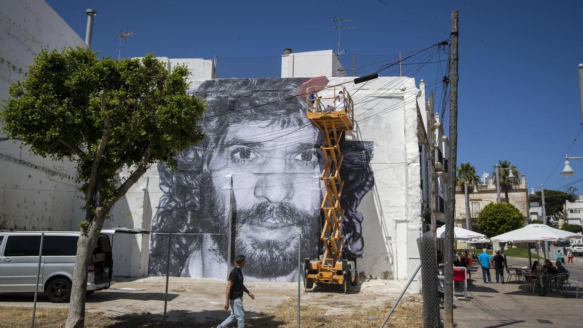 El fotógrafo jerezano Juan Carlos Toro se ha encargado de convertir una fotografía del cantautor tomada en 1991 en un mural.