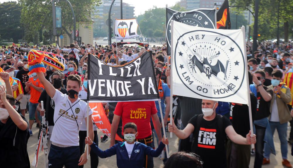 Manifestación de la Afición del Valencia contra Peter Lim