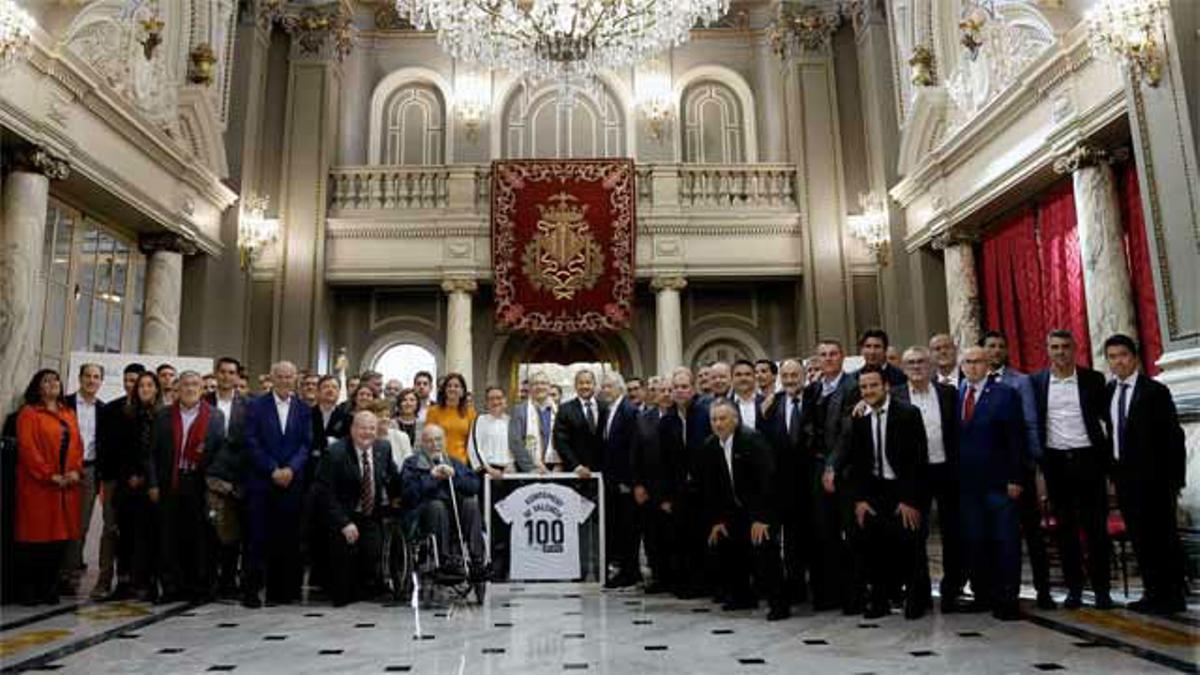 El Valencia hace entrega al Ajuntamiento de una camiseta conmemorativa del centeneario ché