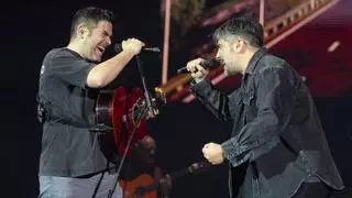 Serrat y Estopa emocionan en el Palau Sant Jordi con su "abrazo fraternal y solidario" a los afectados de la DANA