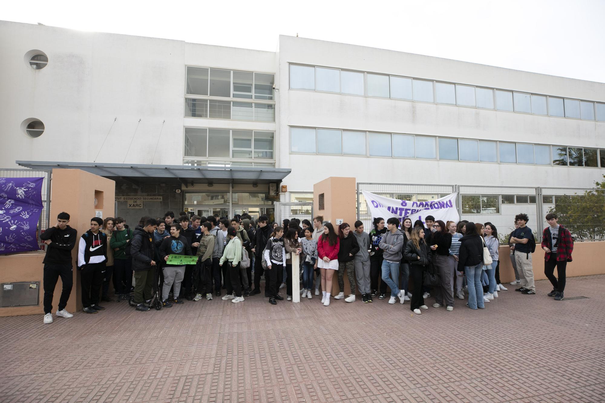 Alumnos y familias del instituto Xarc de Ibiza claman contra Educación por el mal estado del centro