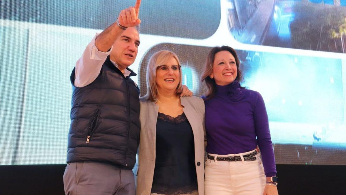 Bendodo, con la alcaldesa y candidata del PP en Fuengirola, Ana Mula, y Patricia Navarro. | L.O.