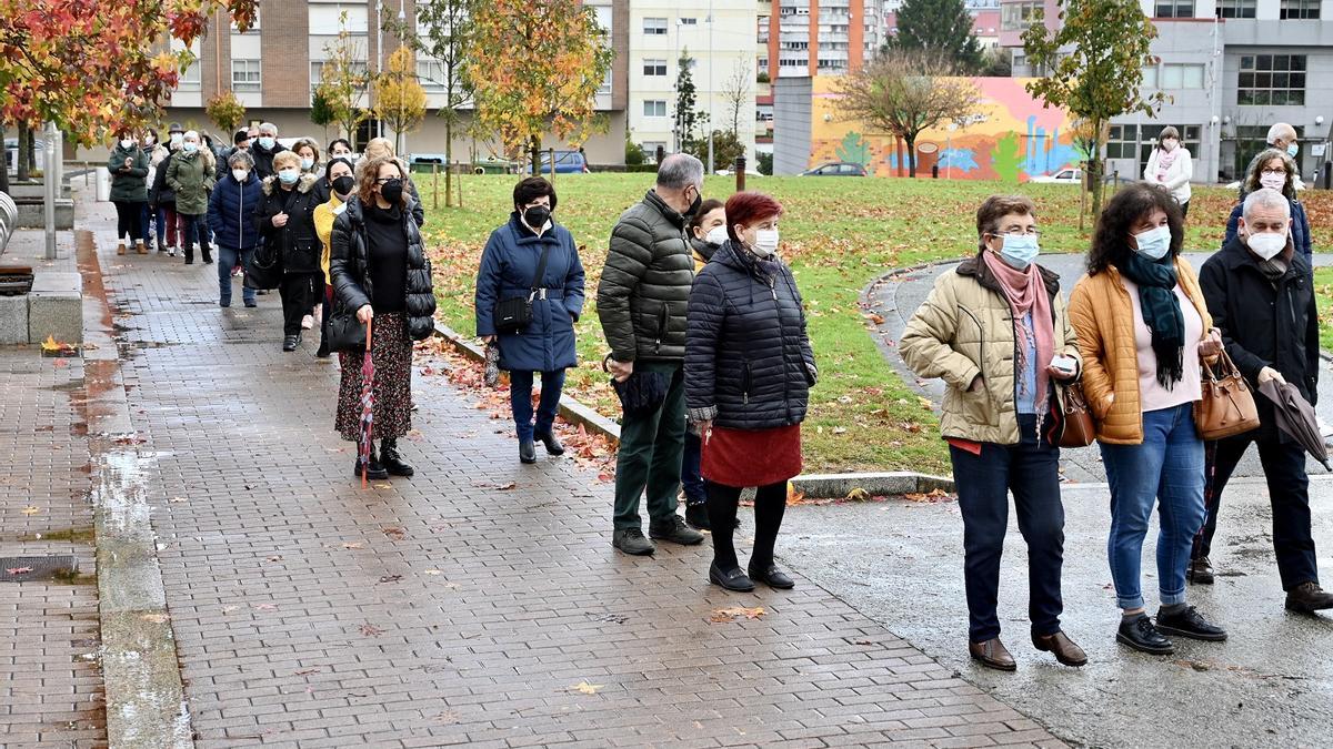 Colas para la inyección de la tercera dosis, en Pontevedra