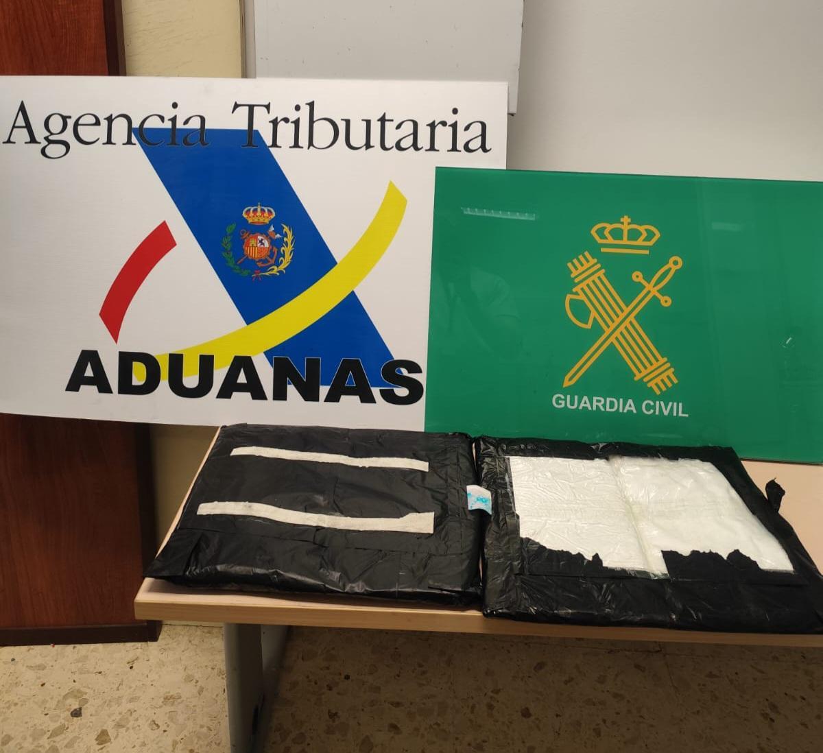 Droga incautada en el doble fondo de las maletas de los detenidos.