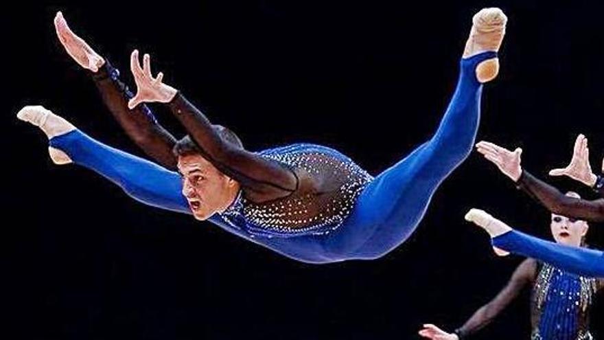 El gimnasta cartagenero Santiago Rodríguez, tetracampeón mundial, vuela en un salto durante uno de sus ejercicios en competición.