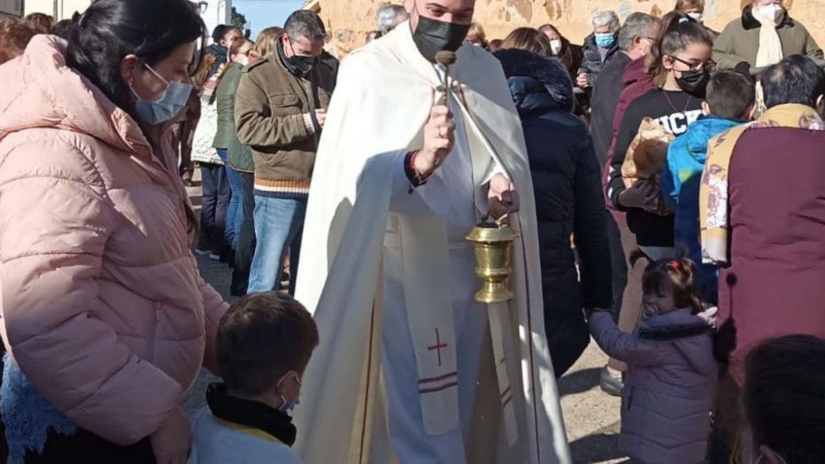 Momento de las bendiciones en Manganeses de la Lampreana. | J. C. B