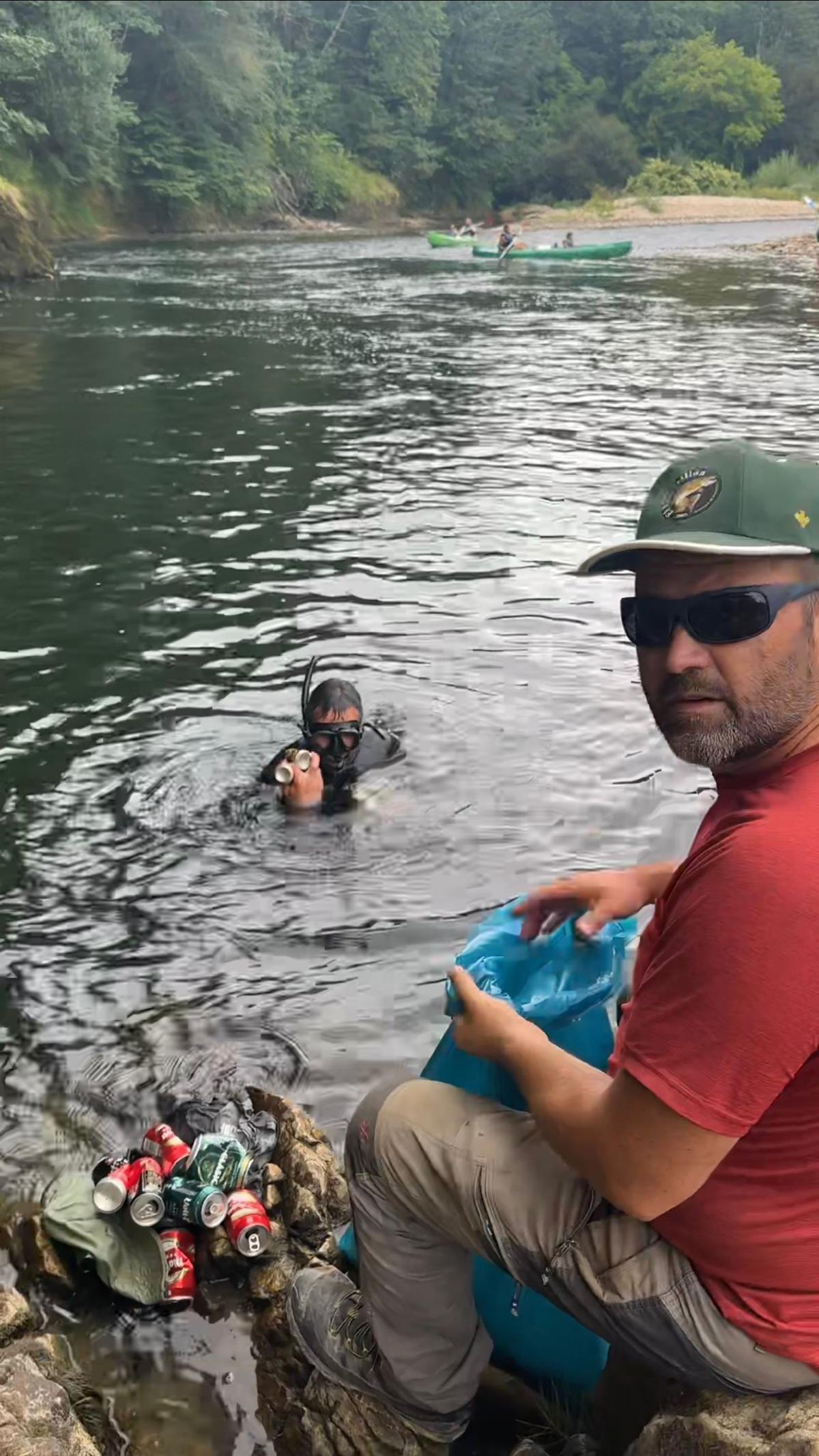 Haciendo labores de limpieza en el río: en el agua José Luis Vega, "el Pali", fuera del agua, Iván Alonso Penayos.