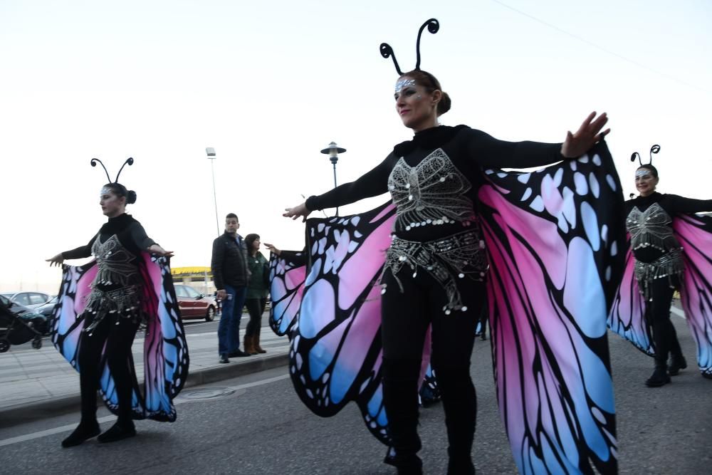 Colorido domingo de carnaval con el desfile de Cangas y la danza de Meira // Gonzalo Núñez