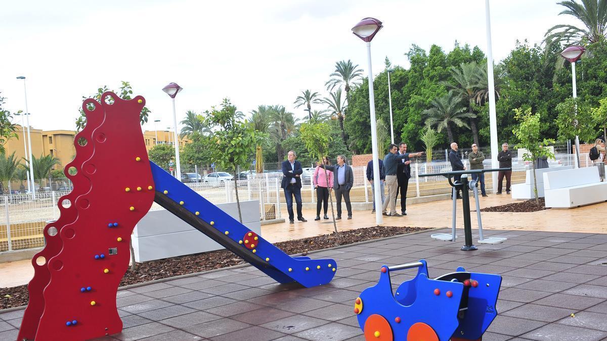 Visita municipal al nuevo jardín de San Antón