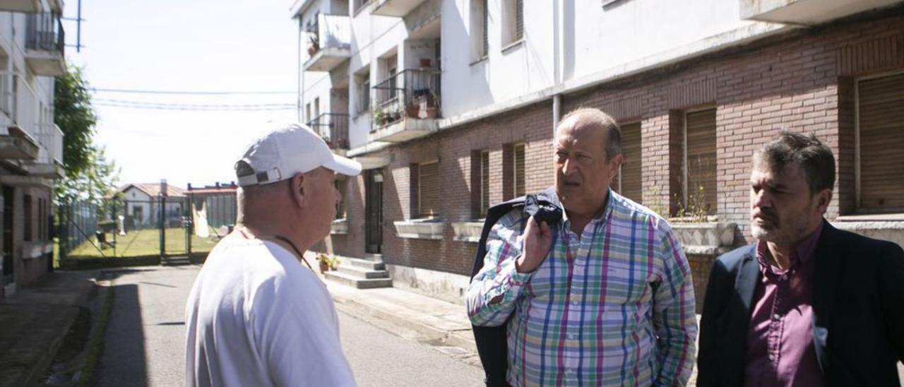 Fran Muñiz charla con Antonio Rañón y Luis Fanjul, ayer, en Endasa. | M. F.