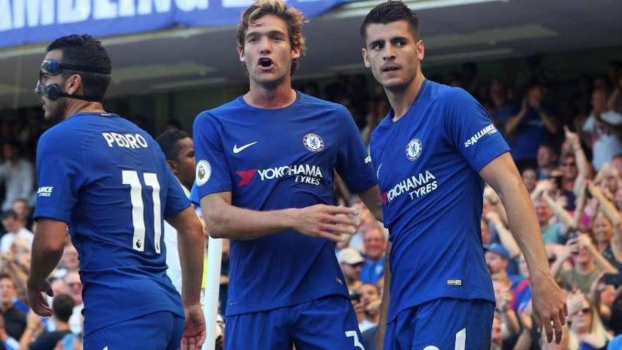 Morata, a la derecha, con Marcos Alonso y Pedro, ayer en Stamford Bridge.