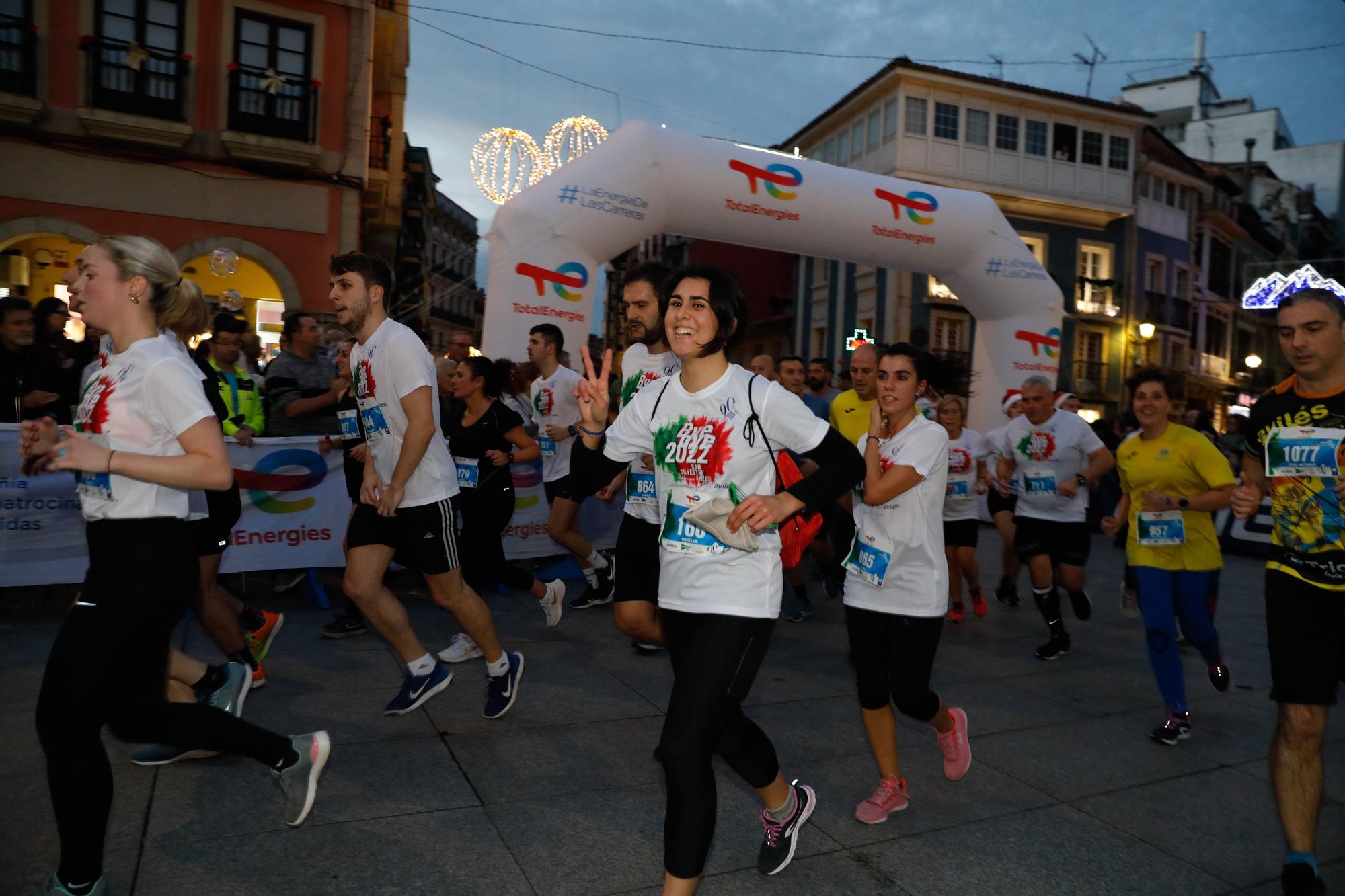 En imágenes: miles de avilesinos despiden el año corriendo la San Silvestre