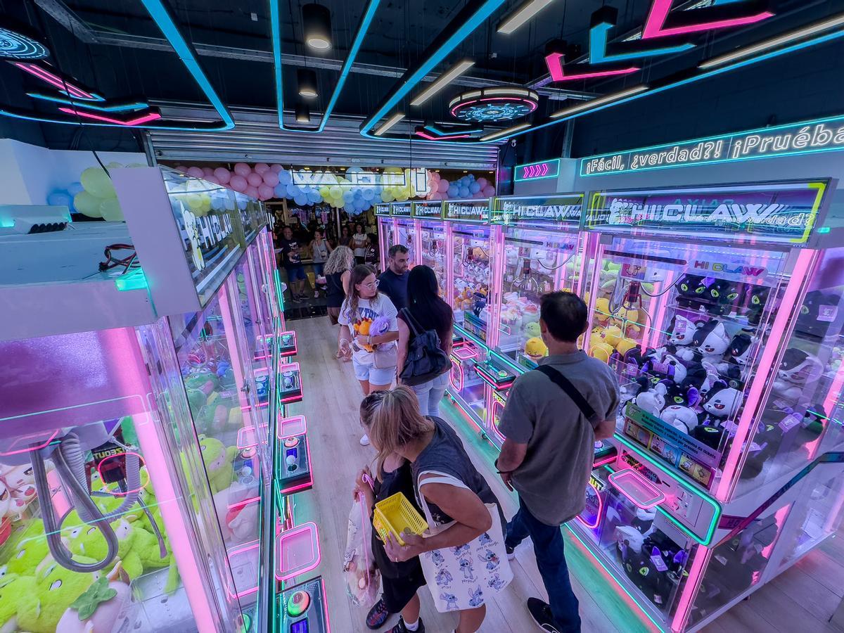 Pasillos con máquinas de peluches.
