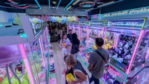 Pasillos con máquinas de peluches.