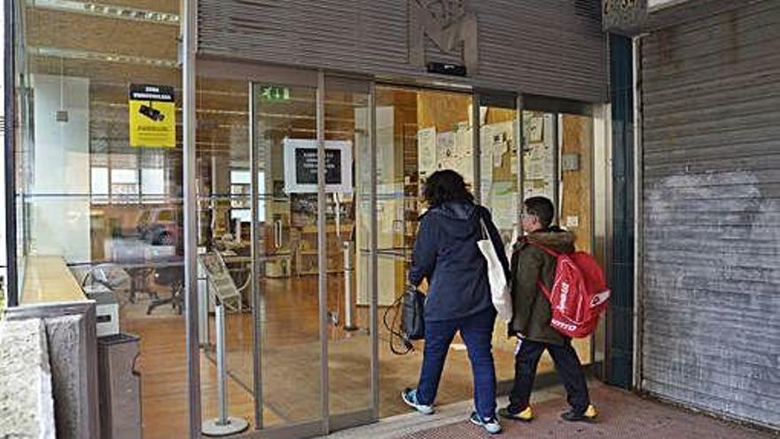 Dos personas entran en la biblioteca del Fórum.