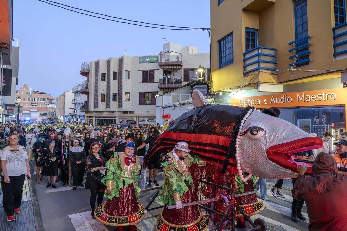 La comitiva recorre las calles de Arguineguín en el Velatorio de la Sardina.