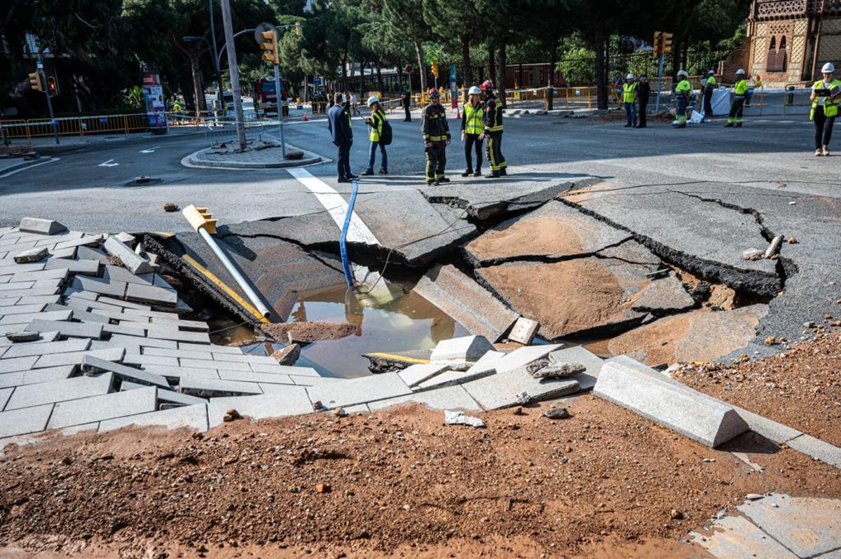  escape de agua de grandes dimensiones en la avenida Pedralbes con el paseo Manuel Girona de Barcelona