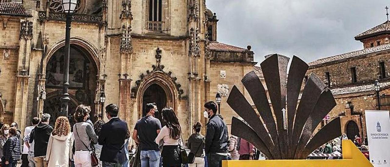 La plaza de la Catedral, con una instalación del Camino Primitivo. | I. Collín