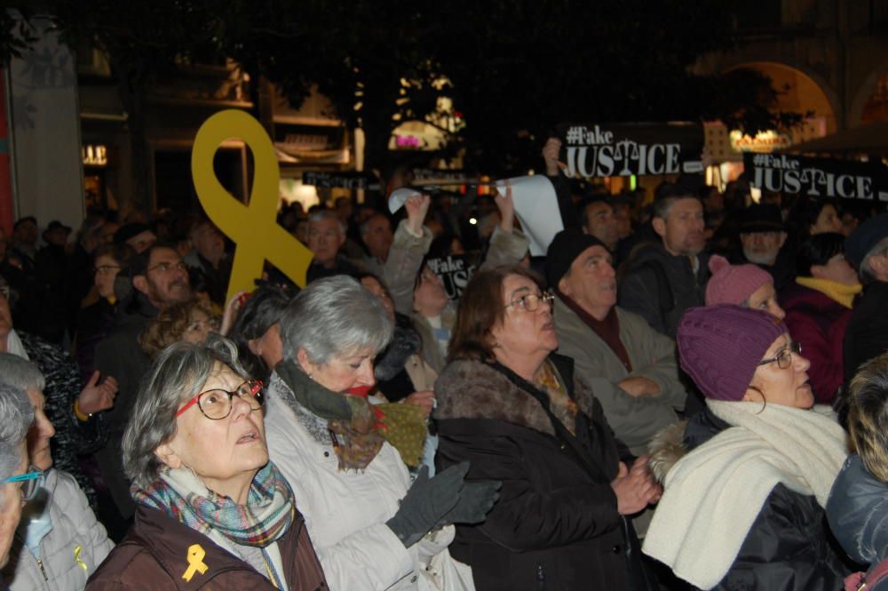 Protesta a la plaça de l'Ajuntament de Figueres