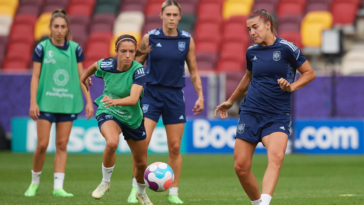 Olga Carmona, Aitana Bonmatí, Mapi León y Patri Guijarro, en el entrenamiento previo al Alemania-España