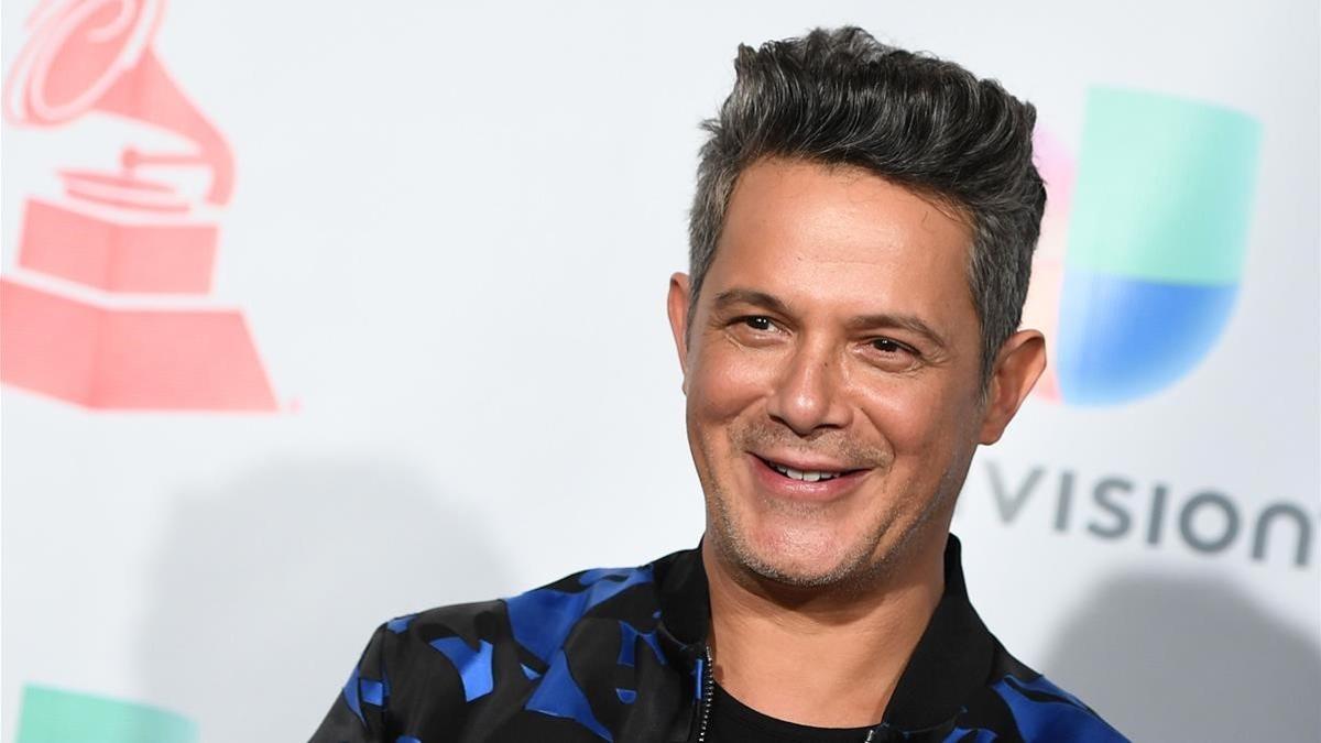 lmmarco40974995 spanish singer alejandro sanz poses with the trophy for pers180306174659