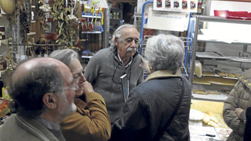 Ein letzter Besuch bei einem Ankerpunkt im Viertel: Mateo Estelrich (Mi.) mit Freunden und Kunden am Vorabend der Schließung.