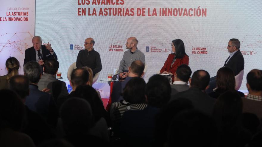 De izquierda a derecha, Luis Rodríguez-Ovejero, Julián Ruiz, Iván Aitor Lucas, Patricia López y Víctor Martínez, ayer, durante el coloquio en el palacio de Camposagrado. | Ricardo Solís